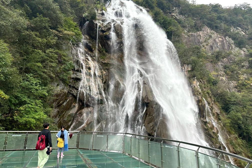 　　游客在位于安徽省安慶市岳西縣黃尾鎮(zhèn)的大別山彩虹瀑布風景區(qū)內(nèi)游玩（10月12日攝）。新華社記者 欒若卉 攝